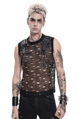 Schwarzes Gothic Distressed Netzhemd mit Metallschnallen-Schultergurten - Vorderansicht auf tätowiertem männlichem Modell in Cyberpunk-Ästhetik