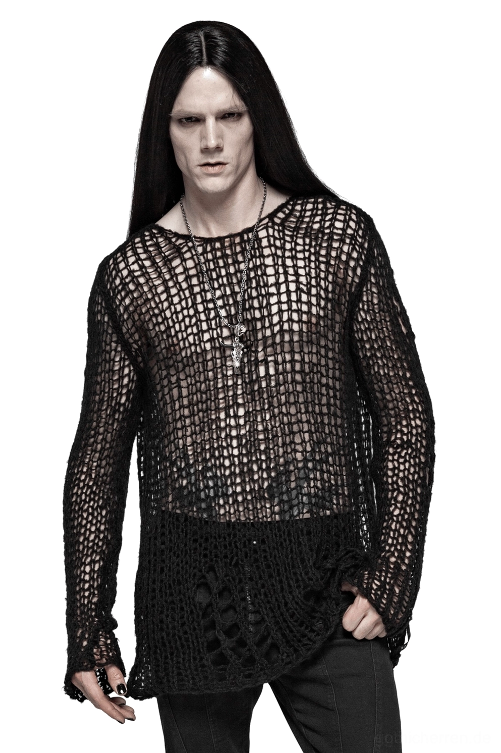 Schwarzes Gothic Netzoberteil mit Distressed-Saum von vorne an männlichem Model mit langen Haaren, zeigt offenes Maschenwerk und zerbrochene Saumkante in Drei-Viertel-Ansicht