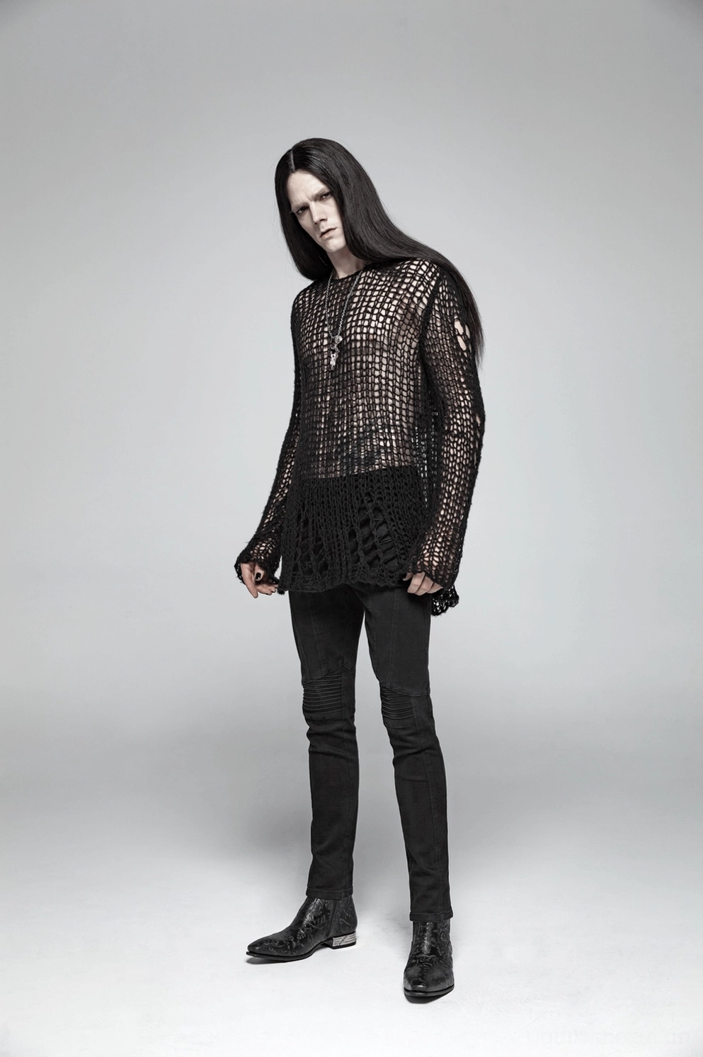 Gesamtansicht des schwarzen distressed Gothic Netzpullovers präsentiert die komplette Silhouette und offene Maschenwebedesign in voller Länge