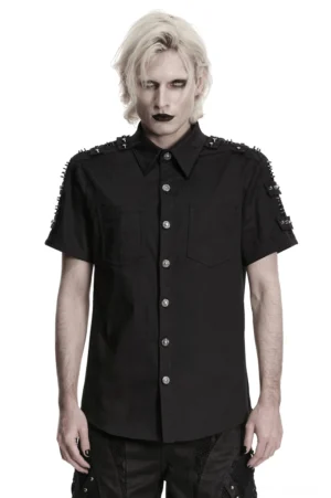 Schwarzes Gothic-Nieten-Schulter-Hemd Frontansicht getragen von Modell mit platinblondem Haar und Gothic-Make-up-Look