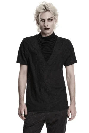 Schwarzes Gothic-Shirt mit plissiertem Kragen, Frontalansicht auf männlichem Model: tiefes V-Ausschnitt, strukturierter Stehkragen, durchsichtige Blumenesspitze-Paneele, studio-weißer Hintergrund