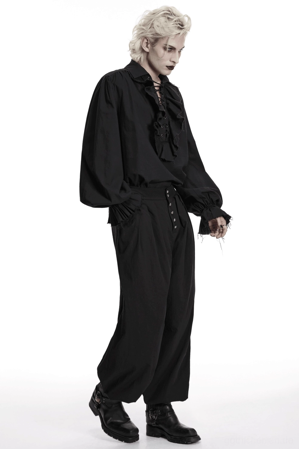 Schwarzes Gothic Poet Hemd im Styling Look mit Alternative-Fashion-Ästhetik kombiniert mit weiteren Teilen