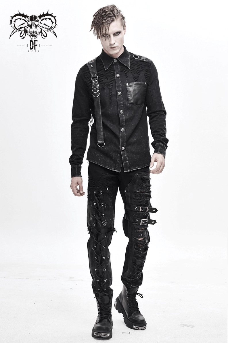 Rücken-Schulter-Detail des schwarzen Gothic-Punk-Hemdes mit PU-Ledergurt-Platzierung und Metallzubehor-Anordnung