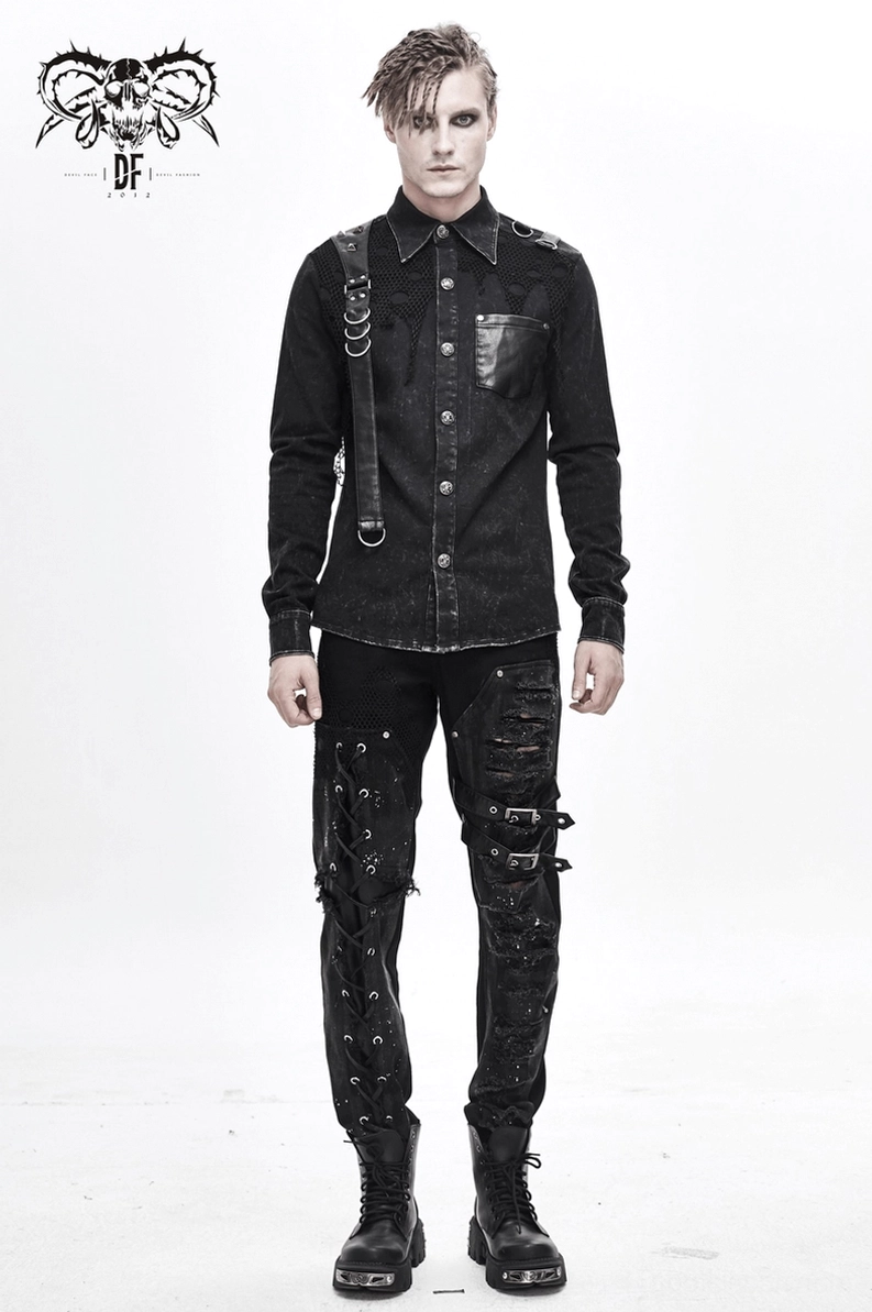 Detailaufnahme des Brustbereichs des schwarzen Gothic-Punk-Hemdes mit Ledertaschenklappe und Metallknopf-Konfiguration