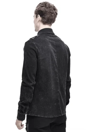 Rückansicht des schwarzen Gothic-Punk-Hemdes mit säuregewaschener Distressed-Textur und Lederriemenplatzierung auf männlichem Modell