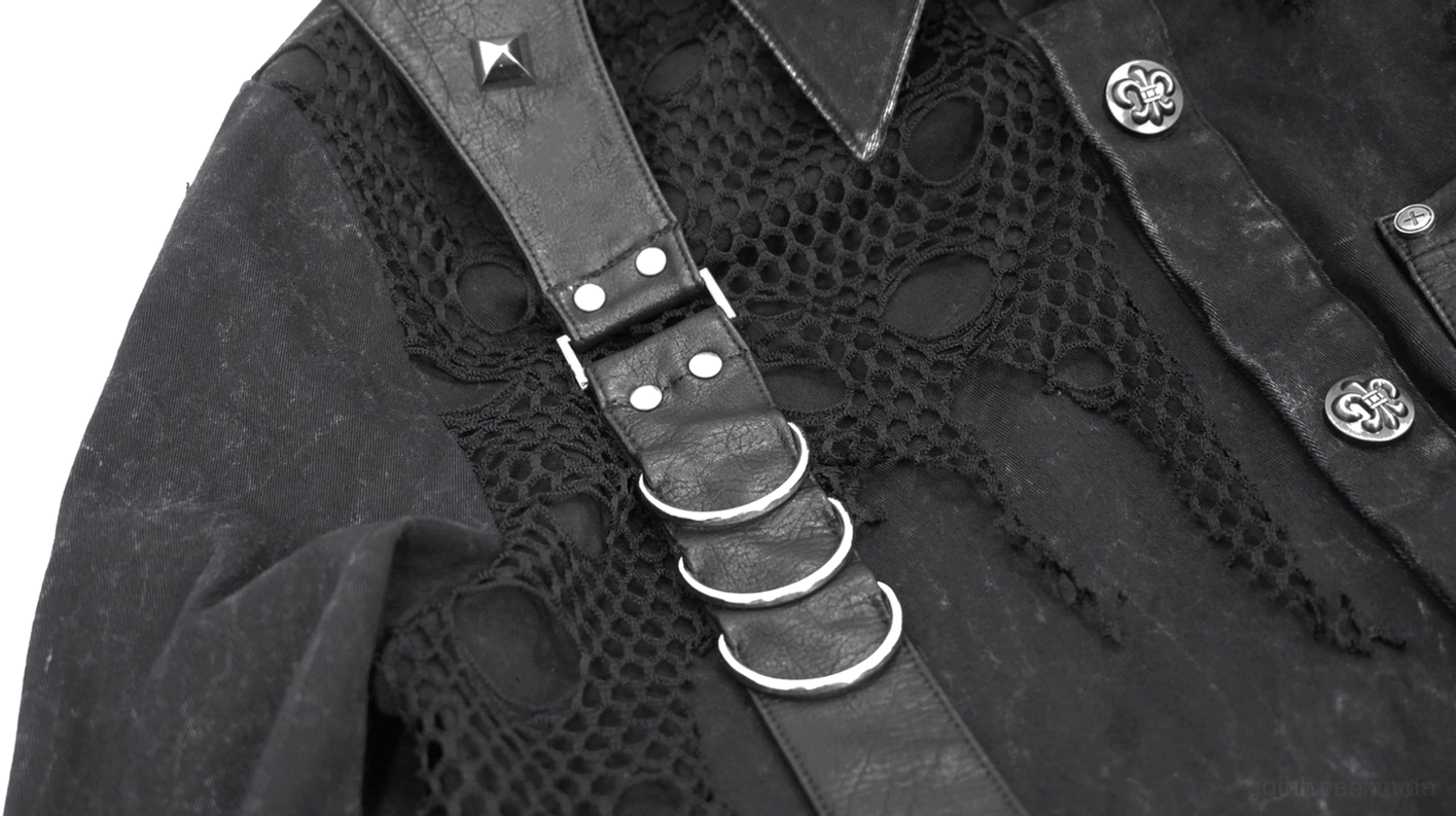 Frontansicht Nahaufnahme des schwarzen Gothic-Punk-Hemdes mit mehrfachen Metallringen auf Ledergurt und zerrissener Mesh-Textur