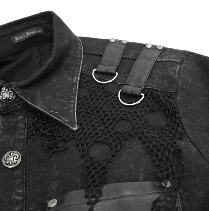 Nahaufnahme des Kragen- und oberen Brustbereichs des schwarzen Gothic-Punk-Hemdes mit zerrissenen Mesh-Panels und PU-Leder-D-Ring-Gurten