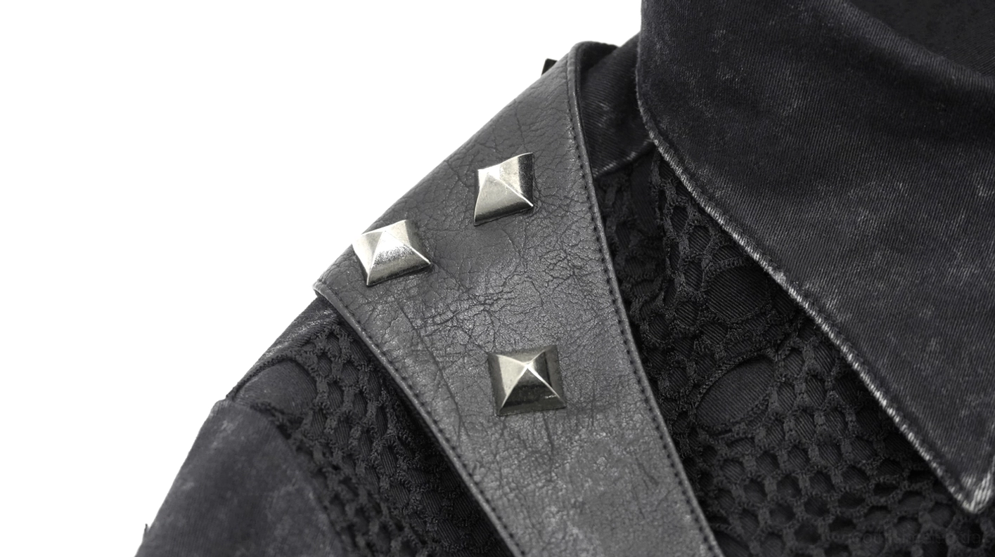 Detailaufnahme des Schulter-Ledergurts des schwarzen Gothic-Punk-Hemdes mit Pyramid-Metallnieten in Seitenansicht