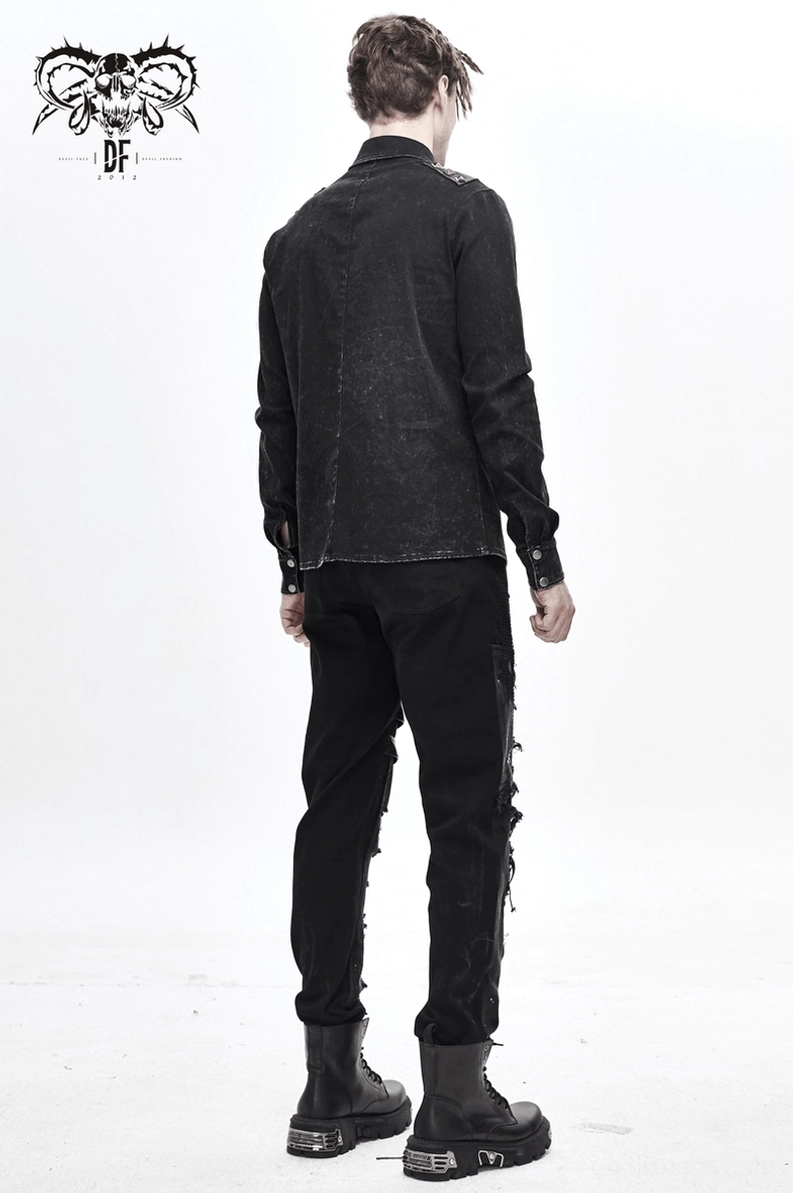 Seitennah-Detail des schwarzen Gothic-Punk-Hemdes mit Seitennah-Darstellung von Distressed-Stoffen und Lederkomponenten-Nahtqualität