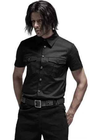 Schwarzes gothic-punk kurzarmhemd frontalansicht mit metallknöpfen und metallakzenten auf model zeigend