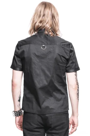 Schwarzes Gothic-Punk Hemd Rückansicht mit D-Ring Hardware Detail und strukturiertem Rückendesign auf tätowiertem männlichem Model