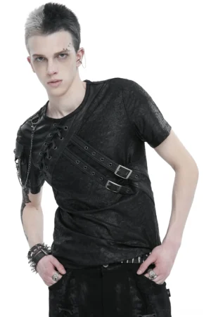 Schwarzes Gothic-Punk T-Shirt mit Buckle-Splice-Design, Metallfassung und Kettenakzenten, Vorder-Dreiviertel-Ansicht auf männlichem Model