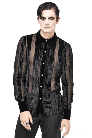 Vorderansicht des schwarzen gotischen Samthemdes mit durchsichtigen vertikalen Streifenpaneelen, getragen von männlichem Model mit gotischem Makeup vor weißem Studio-Hintergrund, zeigt die elegante Slim-Fit Silhouette und ornamentale Silberknöpfe