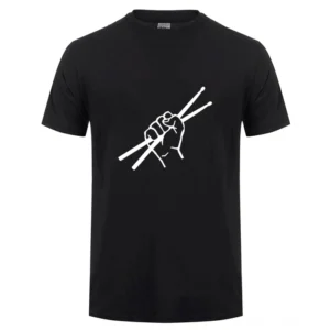 Schwarzes Gothic Schlagzeug T-Shirt mit weißem Faust-und-Drumstick Druck, Vorderansicht Flat Lay, Perkussions-Rebel Design