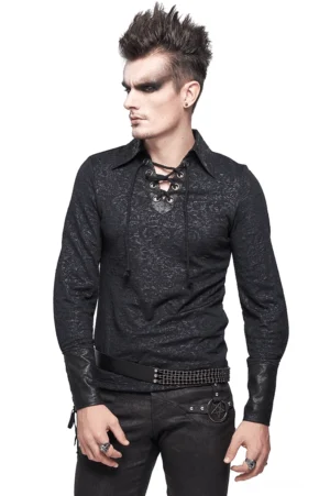 Schwarzes Gothic Jacquard Schnürhemd mit Umlegekragen in Drei-Viertel-Vorderansicht auf männlichem Model im Studio, Slim-Fit Silhouette, Schnürverschluss-Detail