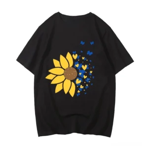 Schwarzes Gothic-Sonnenblumen Oversized T-Shirt mit gelbem und blauem Herz-Druck, Frontansicht auf flacher Fläche, hochauflösendes Screen-Print Design