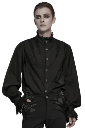 Schwarzes Gothic-Spitzhemd mit Chevron-Details und Rüschenkragen, Frontansicht auf männlichem Model im Studio