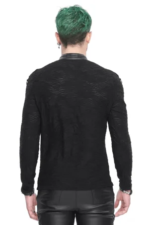 Schwarzes Gothic Stand Collar Hemd mit strukturiertem Stoff und Schulter-Rivet-Details - Rückansicht auf Model mit vollständiger Rückenansicht