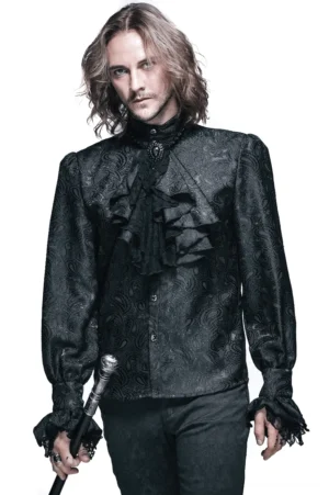 Vorderansicht des schwarzen Gothic-Steampunk Herrenhemds mit gerüschtem Jabot-Kragen und feinem Jacquard-Muster, getragen von männlichem Model im Studio