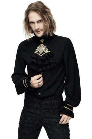 Schwarzes Gothic Stehkragen Hemd mit goldenem Chiffon-Rüschen, Vorderansicht auf Model mit langen dunklen Haaren, Gothic Hemd mit Bruststickerei
