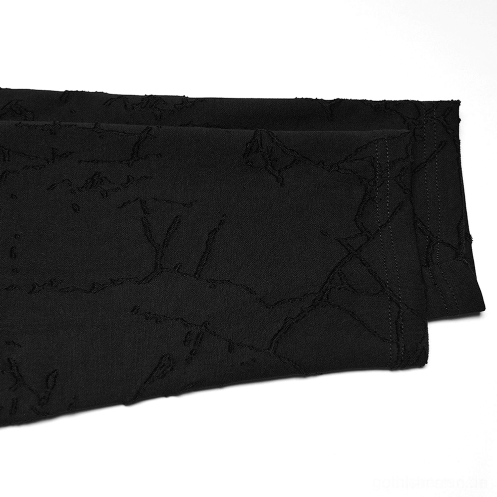 Schwarzes Gothic-Strickshirt-Panel in Nahaufnahme Flat-Lay, strukturiertes aufgerissenes Strickgewebe, gefalteter Kleidungsabschnitt mit Distressed-Detail, handwerkliche Risse