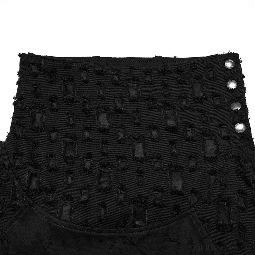 Nahaufnahme des schwarzen Gothic-Stehkragens mit Details, aufgerissene gefranste Stoffkanten, Metalldruckknopf-Verschlussmechanismus im Detail, handwerkliche Verarbeitung sichtbar