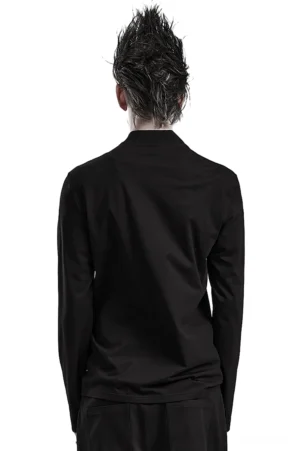 Schwarzes Gothic Pullover Rückseite, minimalistisches Design mit hochstehendem Mock-Neck-Kragen und fein gesteppter Silhouette auf männlichem Model