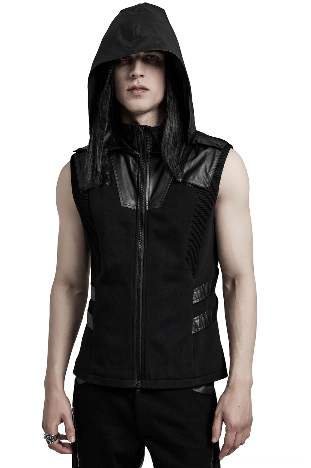 Schwarzes Gothic Techwear ärmelloses Kapuzensweatshirt mit Lederschulterakzenten und durchgehendem Frontreißverschluss, getragen von männlichem Model in Vorderansicht