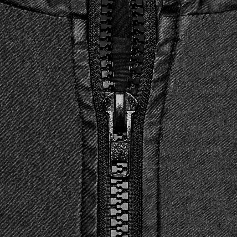 Hochwertiger schwarzer Kunststoff-Reißverschluss und Metallreißverschluss-Schieber Detail auf gothischem Techwear ärmellosen Kapuzensweatshirt