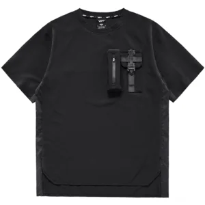 Schwarzes übergroßes Gothic Utility T-Shirt in Frontalansicht mit funktionaler Brusttasche mit Reißverschluss und kontrastierenden Seitenpanelen - Tactical Streetwear für moderne Goth