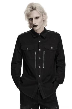 Schwarzes Gothic Workwear Hemd Frontansicht mit Metallreißverschluss-Brusttaschen, spitzem Kragen und androgynem männlichem Modell in Studio-Look