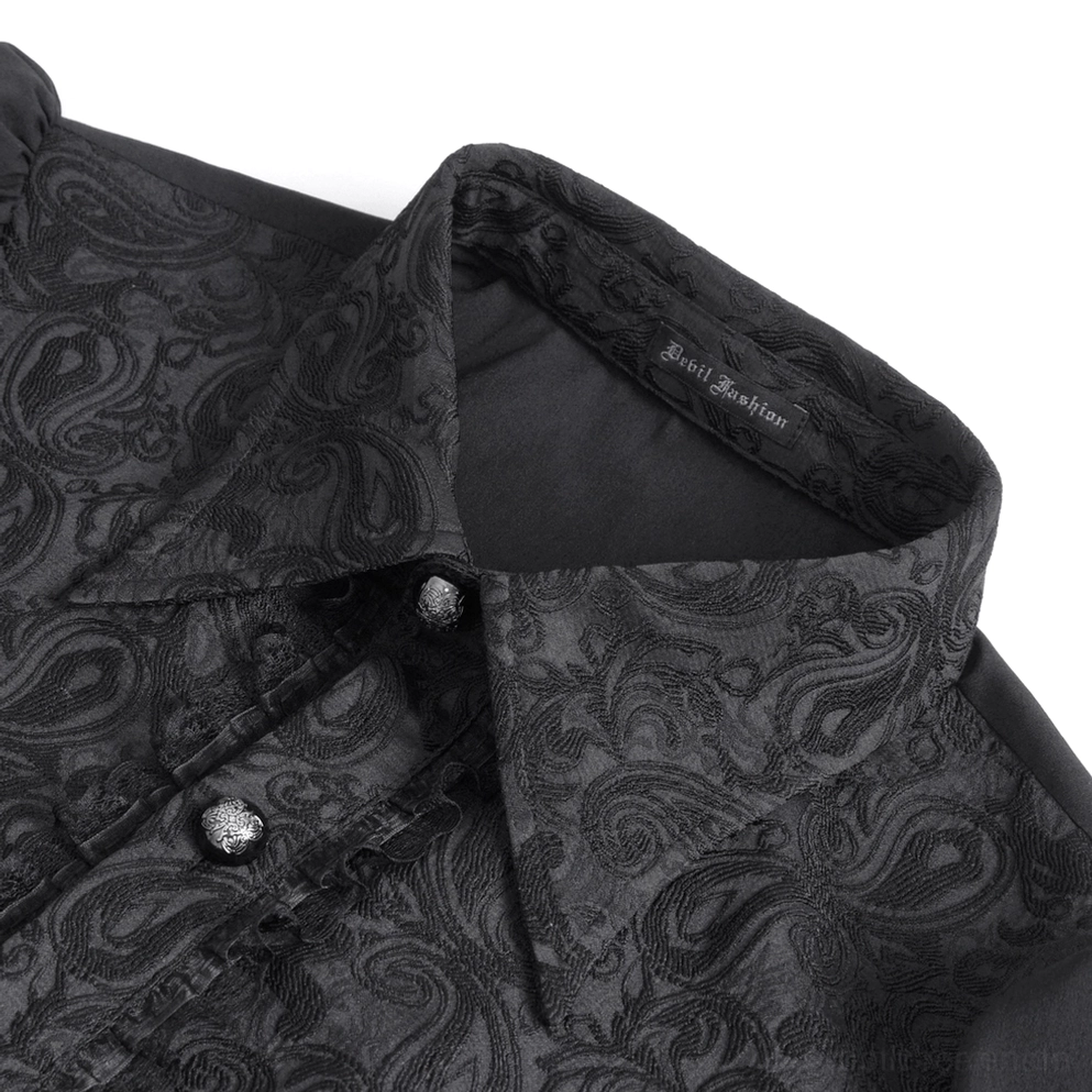 Nahaufnahme schwarzes gotisches Bistumshemd Kragen zeigt Paisley-Jacquard-Stoff, pointed Kragen-Design und Metallknöpfe – elegante Details