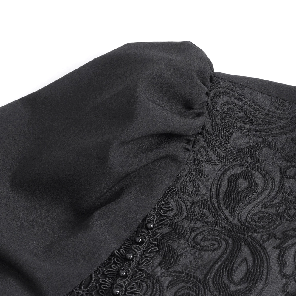 Detaillierte Nahaufnahme schwarzes gotisches Spitzenbistumshemd Vorderpanel zeigt Paisley-Stickerei, Perlenspitzensaum und komplexe Verzierungen