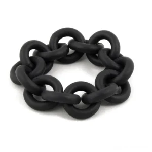 Massives schwarzes Gummi-Kettenarmband Gothic Bangle mit matter schwarzer ovaler Kettenglied-Struktur in Draufsicht-Flachaufnahme