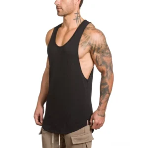 Schwarzes ärmeloses Herren-Tanktop, rechte Vorderansicht, tiefe U-Neckline mit breiten Armausschnitten und geschwungener Saumkante
