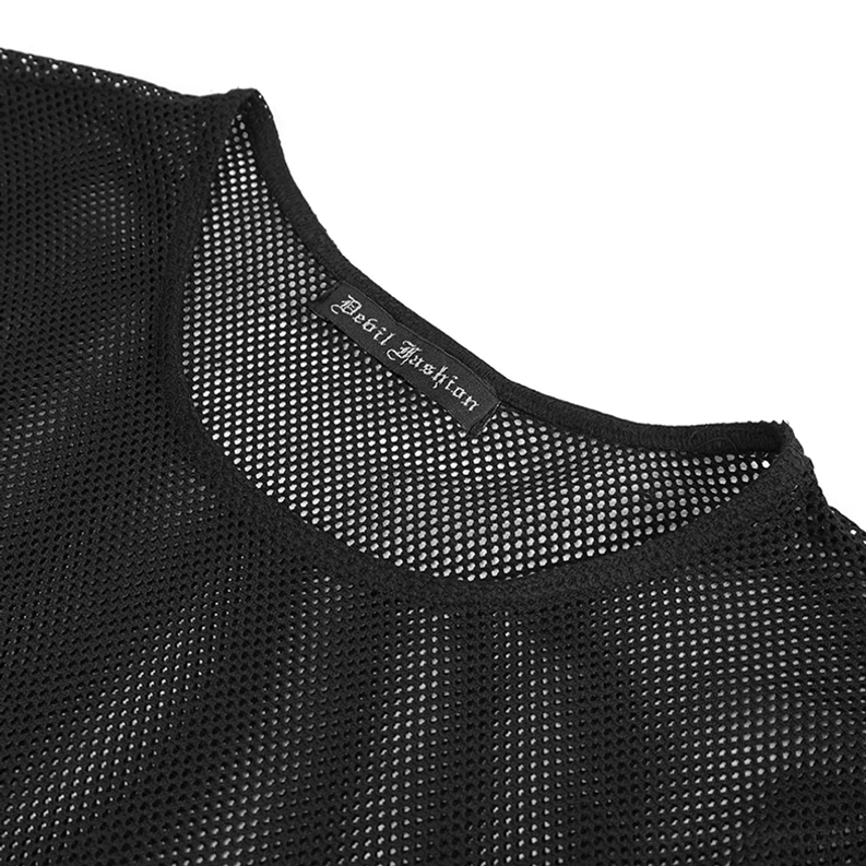 Halsausschnitt-Detail des schwarzen Hexagon-Netzoberteil – Crew-Neckline mit interner Markenbezeichnung auf gefalteter Oberfläche