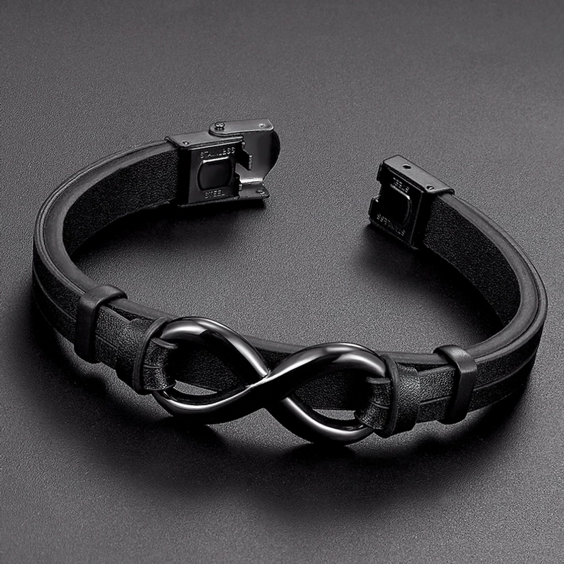 Schwarzes Infinity-Lederarmband Draufsicht-Schrägansicht zeigt matte Edelstahl Hardware Detail, Infinity-Symbol Verschluss