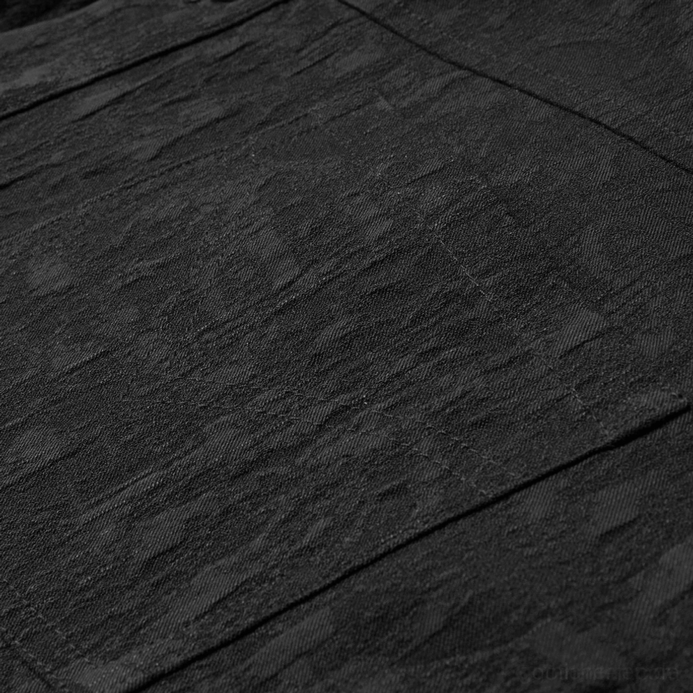 Schwarzes Jacquard Gothic Hemd Stoff-Nahaufnahme - Tonales dunkles Mustergewebe auf glatter gewebter Oberfläche zeigt Texturtiefe
