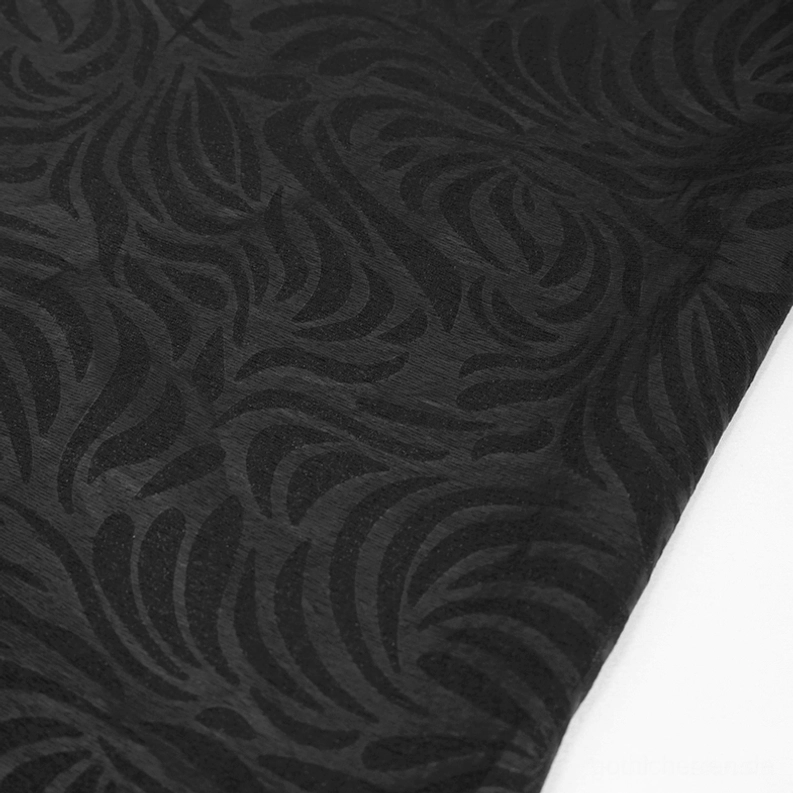 Makro-Nahaufnahme der schwarzen Jacquard-Stoff-Textur mit wirbelndem Damast-Muster auf durchsichtigem Mesh-Untergrund – gotisches Design-Element