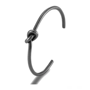 Schwarzes knotted open cuff gotisches Armband Seitenansicht close-up mit verdrehtem Drahtdetail und matter oxidierter Oberfläche