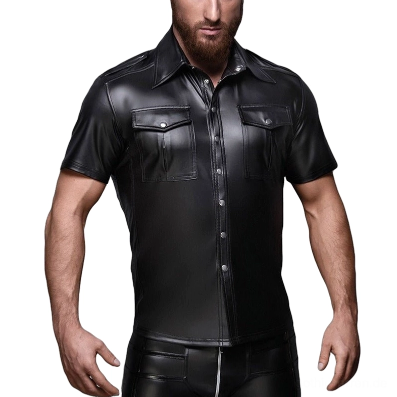 Schwarzes Kunstleder Gothic Hemd mit Kurzarm in Frontalansicht auf männlichem Model, silberne Druckknöpfe und Brusttaschen deutlich sichtbar, glänzende Kunstledertextur