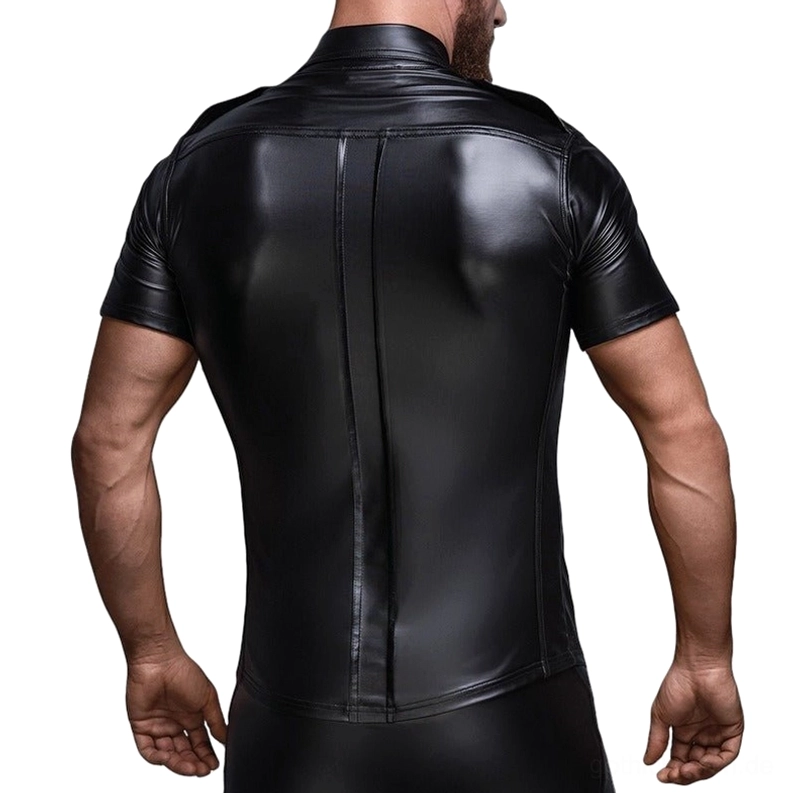 Schwarzes Kunstleder Gothic Hemd Rückenansicht mit taillengerechtem Schnitt und Mittelnähte auf männlichem Model, industrielle Ästhetik und glänzende schwarze Oberfläche