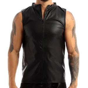 Schwarzes Kunstleder-Reißverschluss-Gothic-Muskelshirt für Herren, Vorderansicht auf tätowiertem männlichem Modell mit Stehkragen und durchgehendem Vorderreißverschluss, ärmellose Schnittführung, matte schwarze Kunstlederoberfläche