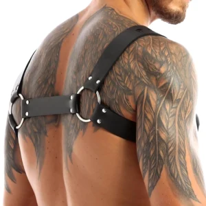 Schwarzes Kunstleder Harness Rückansicht mit Metall-O-Ringen, Nieten-Riemen und industriellem Design auf nacktem männlichem Modell
