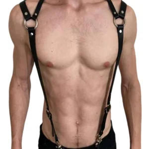 Schwarzes verstellbares Kunstleder-Harness mit Schultergurten und Metallhardware, Vorderansicht auf nacktem männlichen Modell, industrielles Geschirr-Design