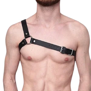 Schwarzes Leder-Harness mit asymmetrischem Single-Shoulder-Design am männlichen Model, Front-Studio-View, Kunstleder mit silbernem O-Ring und Schnallen-Details