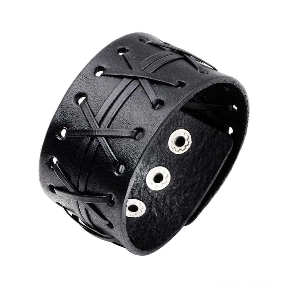 Schwarzes breites Leder-Gothic-Armband in Close-up Seitenansicht, hebt Kreuzstichmuster und Edelstahl-Druckknopf-Details hervor, authentisches Handwerk sichtbar