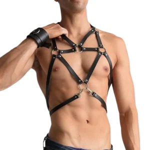 Schwarzes Bondage-Harness aus Leder mit geometrischen Metallringdesigns und verstellbaren Gurten, Nahaufnahme Frontansicht mit Leder-Handgelenkmanschetten