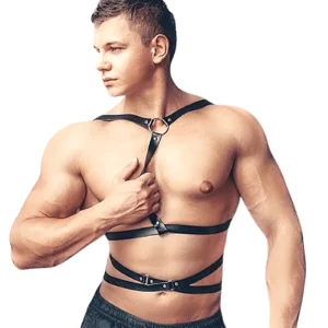 Schwarzes Herren-Ledergeschirr mit Metallringen – Gothic Chest Harness in Frontalansicht auf muskulösem männlichem Modell, dichtes Kunstleder mit verstellbaren Schultergurten und Taillenriemen, industriale Ästhetik