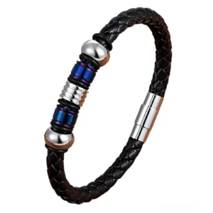 Geflochtenes schwarzes Leder Gothic Armband mit blauen Metallakzenten und silbernem Magnetverschluss Vorderansicht Edelstahl Herren